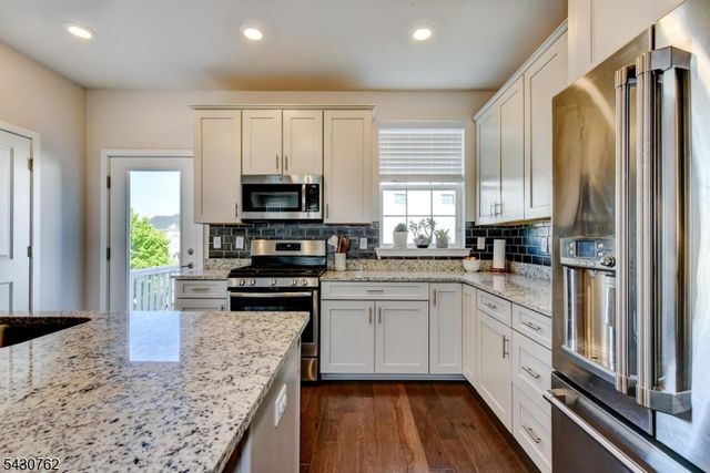 402 Saratoga Ct, Branchburg Twp., NJ 08876