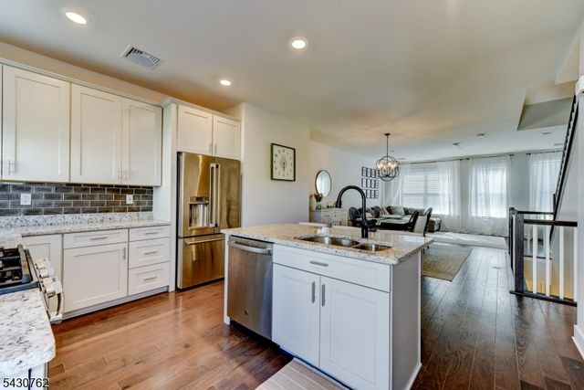 402 Saratoga Ct, Branchburg Twp., NJ 08876