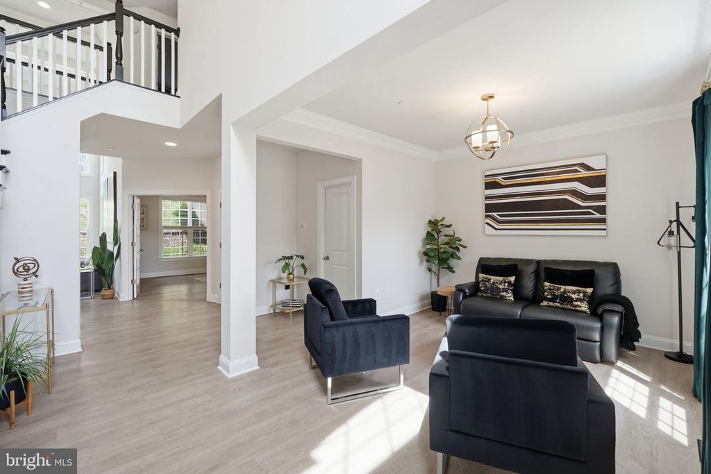 Image 11 of property listing at 11801 DINWIDDIE DR, Rockville, MD 20852