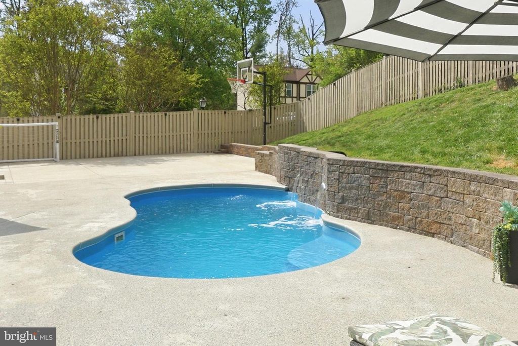 Image 44 of property listing at 11801 DINWIDDIE DR, Rockville, MD 20852