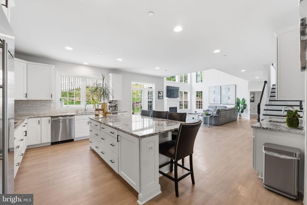 Image 5 of property listing at 11801 DINWIDDIE DR, Rockville, MD 20852