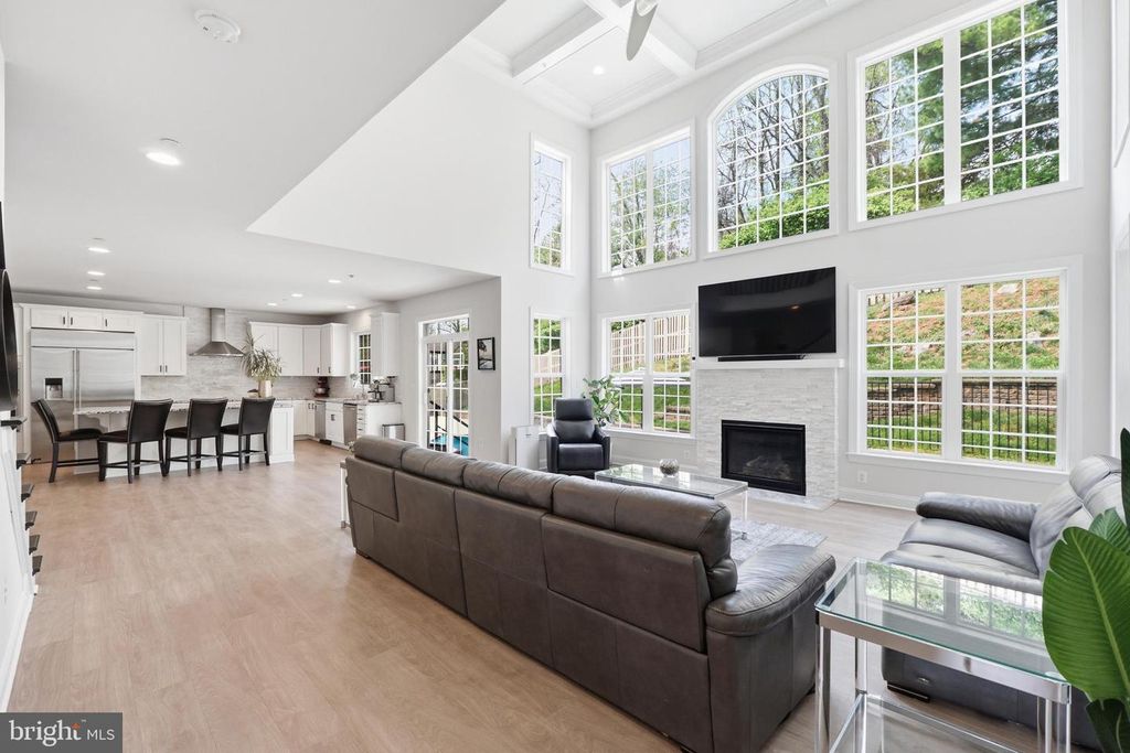 Image 6 of property listing at 11801 DINWIDDIE DR, Rockville, MD 20852