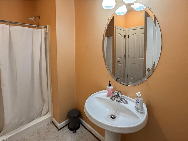 208 Leicester CT, Chesapeake, VA 23322