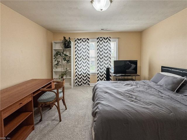 208 Leicester CT, Chesapeake, VA 23322