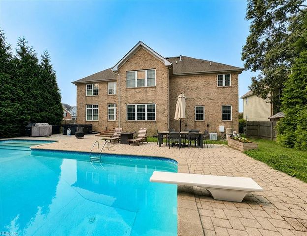 208 Leicester CT, Chesapeake, VA 23322