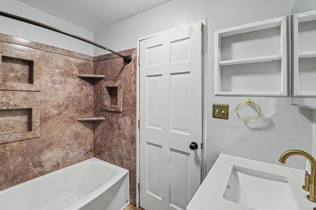 11991 Portage Lake Avenue, Pinckney, MI 48169