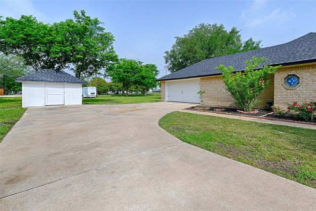 117 Lassetter Drive, Red Oak, TX 75154