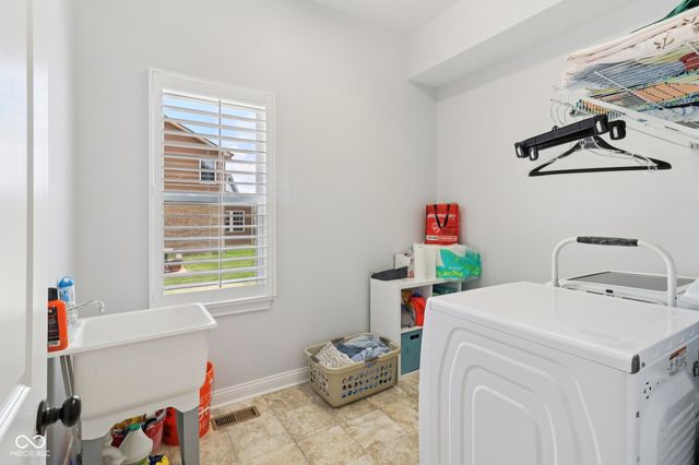 3232 Purple Ash Drive, Zionsville, IN 46077