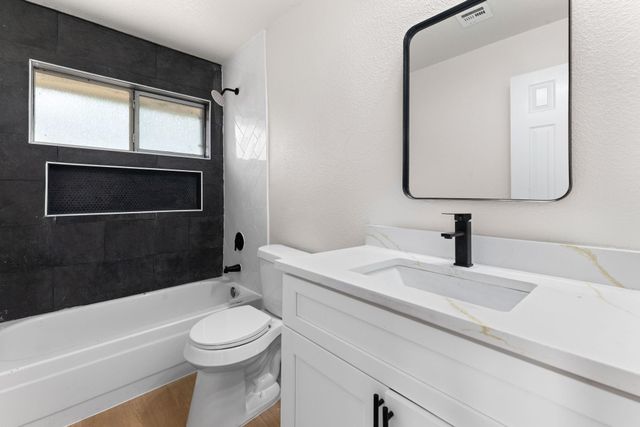 9806 Paddock Park Dr, Houston, TX 77065