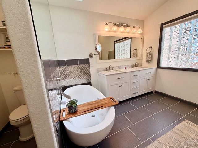 200 Bridle Trail, Pueblo, CO 81005