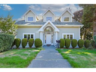 1368 BAYVIEW St, North Bend, OR 97459