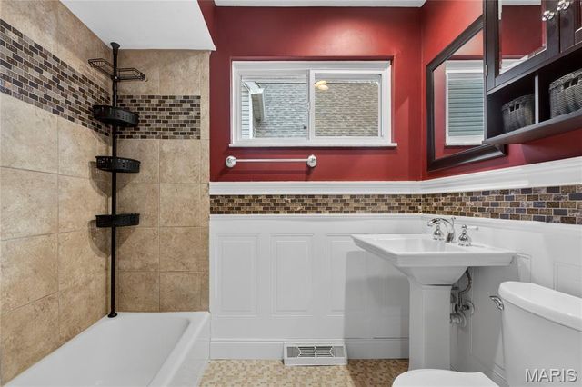 6919 Marquette Avenue, St Louis, MO 63139