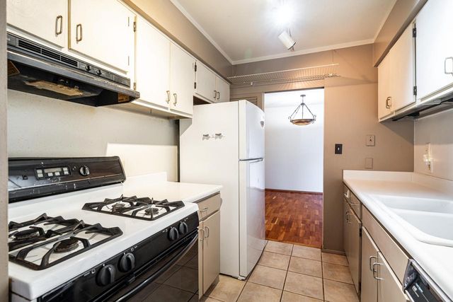 5190 Woodbridge LANE, Greenfield, WI 53221