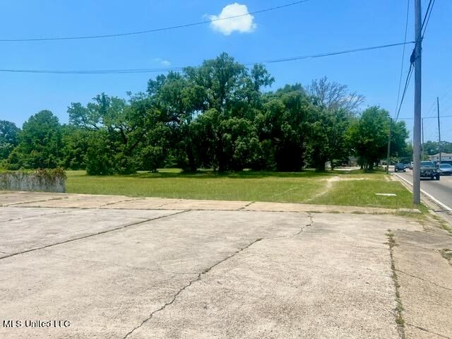 1851 Pass Road, Biloxi, MS 39531