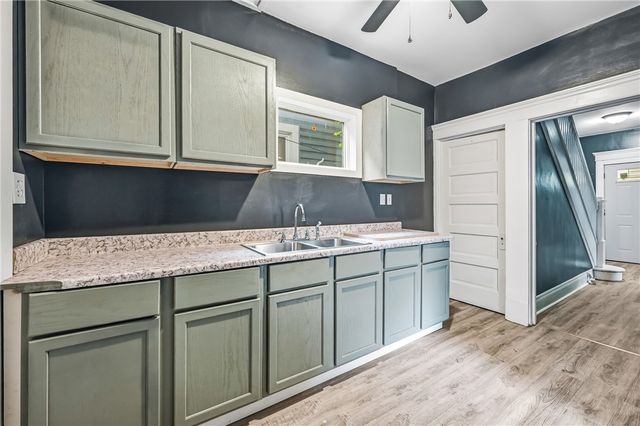 522 Wallis Ave, Farrell, PA 16121