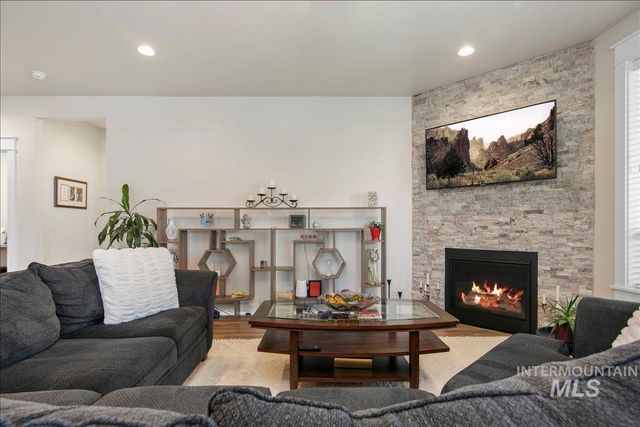 6119 N Farleigh Ave, Meridian, ID 83646