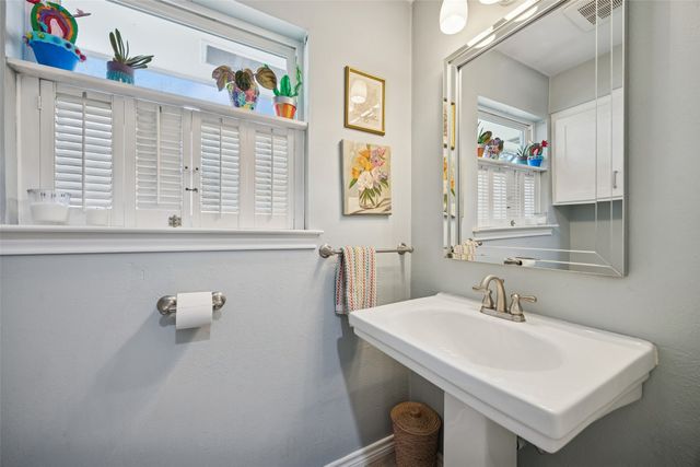 6520 Mercedes Avenue, Dallas, TX 75214