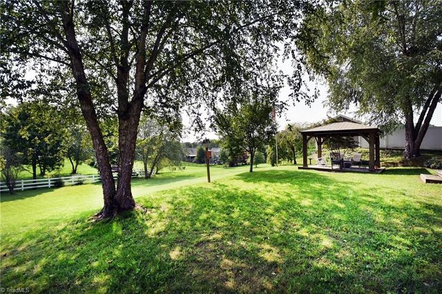 2525 Brook Stone Drive, Clemmons, NC 27012