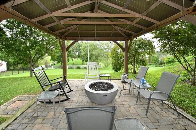 2525 Brook Stone Drive, Clemmons, NC 27012