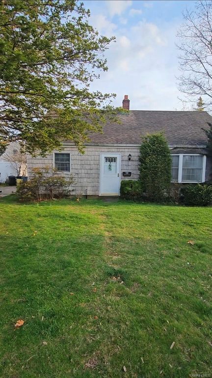 136 Primrose Avenue, Massapequa Park, NY 11762