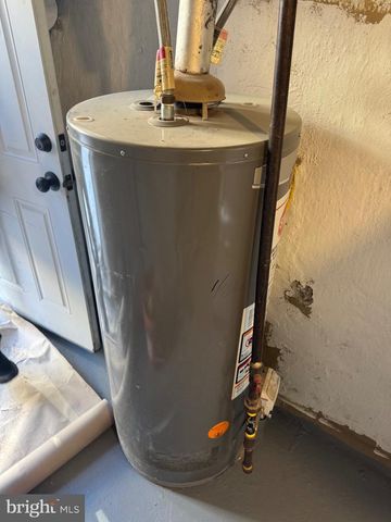 1203 EDGEHILL RD, Darby, PA 19023