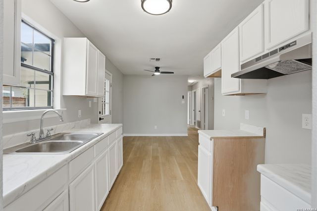 132 University, San Antonio, TX 78201