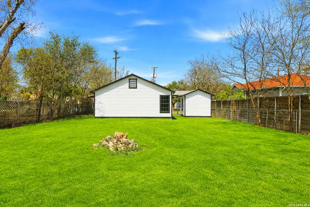 132 University, San Antonio, TX 78201