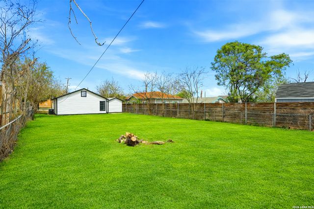 132 University, San Antonio, TX 78201