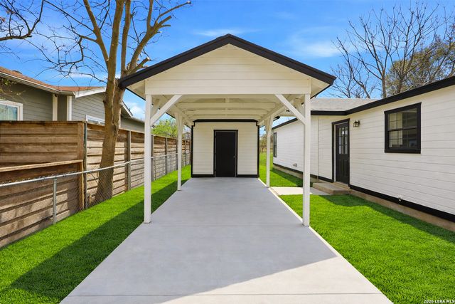132 University, San Antonio, TX 78201