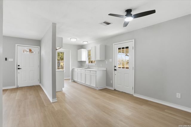 132 University, San Antonio, TX 78201
