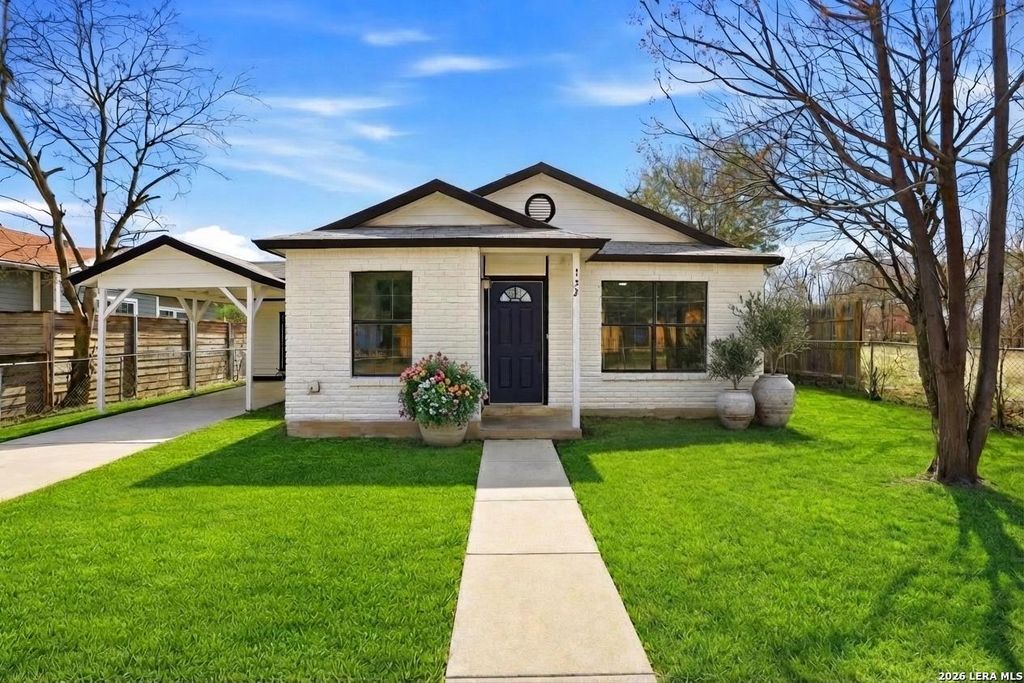 132 University, San Antonio, TX 78201