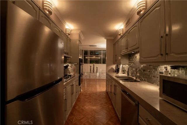 8787 Shoreham Drive 201, West Hollywood, CA 90069