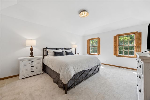 381 Prairie Knoll Drive, Naperville, IL 60565
