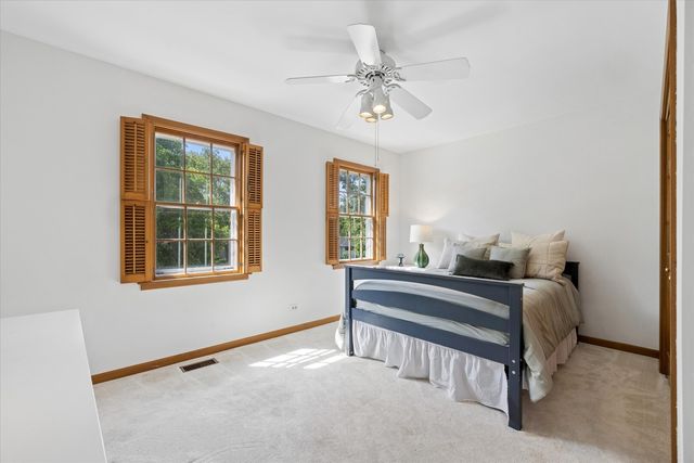 381 Prairie Knoll Drive, Naperville, IL 60565