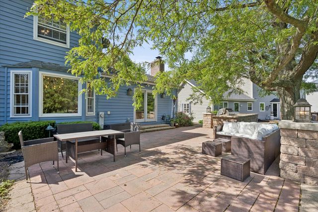 381 Prairie Knoll Drive, Naperville, IL 60565