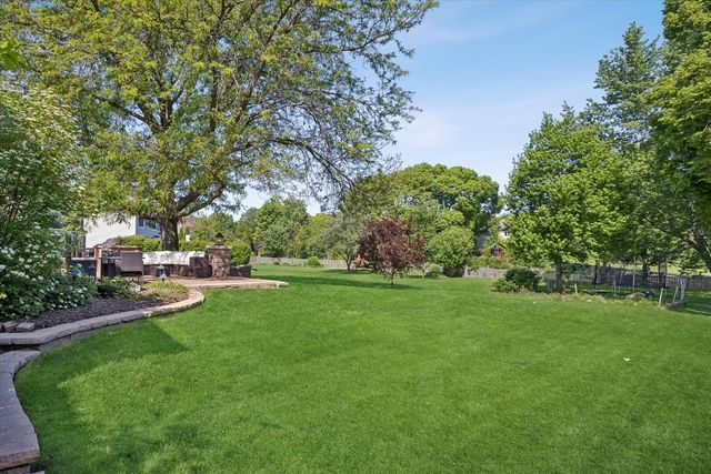 381 Prairie Knoll Drive, Naperville, IL 60565