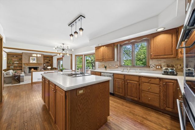 381 Prairie Knoll Drive, Naperville, IL 60565