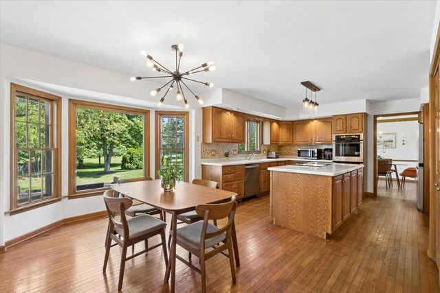 381 Prairie Knoll Drive, Naperville, IL 60565