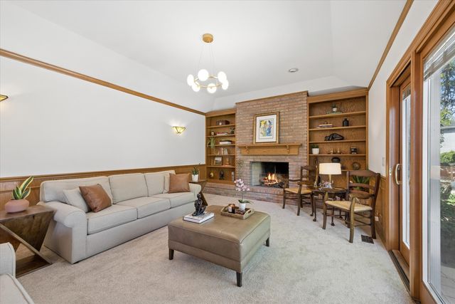 381 Prairie Knoll Drive, Naperville, IL 60565