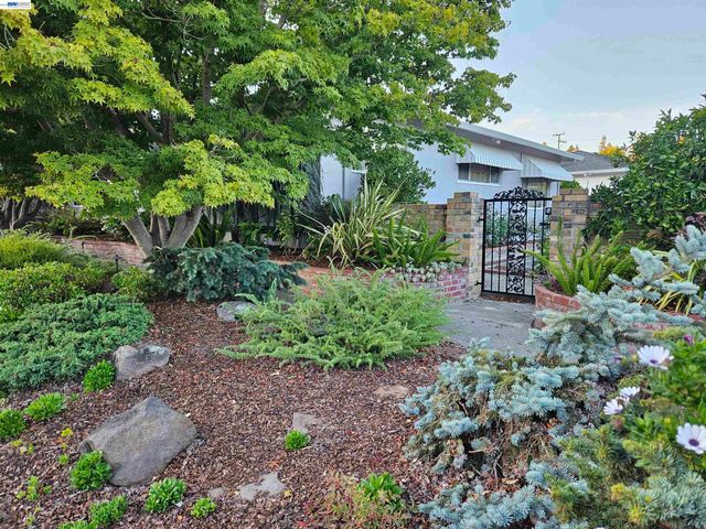 3305 Arcadian Dr, Castro Valley, CA 94546