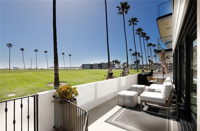 916 E Oceanfront, Newport Beach, CA 92661
