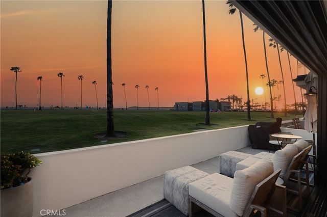 916 E Oceanfront, Newport Beach, CA 92661