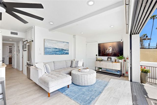 916 E Oceanfront, Newport Beach, CA 92661