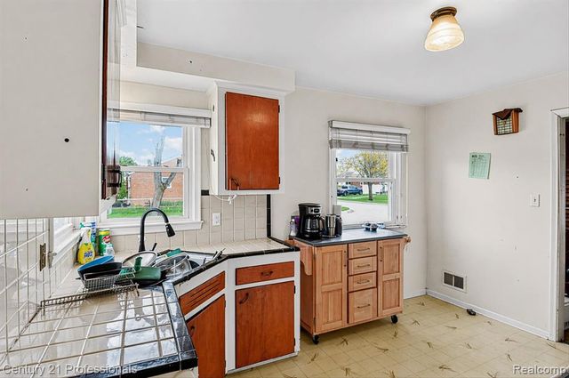 29824 Hathaway Street, Livonia, MI 48150