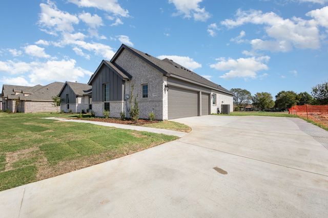 260 Crystal Lake Lane, Red Oak, TX 75154