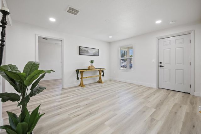 1368 N Newport Ave, Stockton, CA 95205