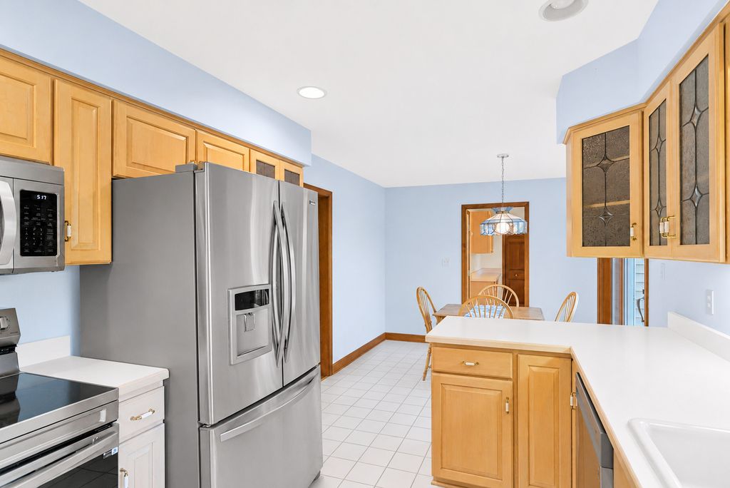 Image 14 of property listing at 41W067 Colson Drive, St. Charles, IL 60175