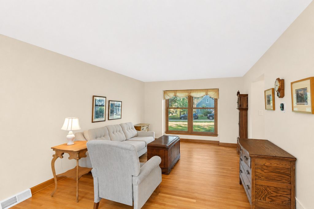 Image 3 of property listing at 41W067 Colson Drive, St. Charles, IL 60175