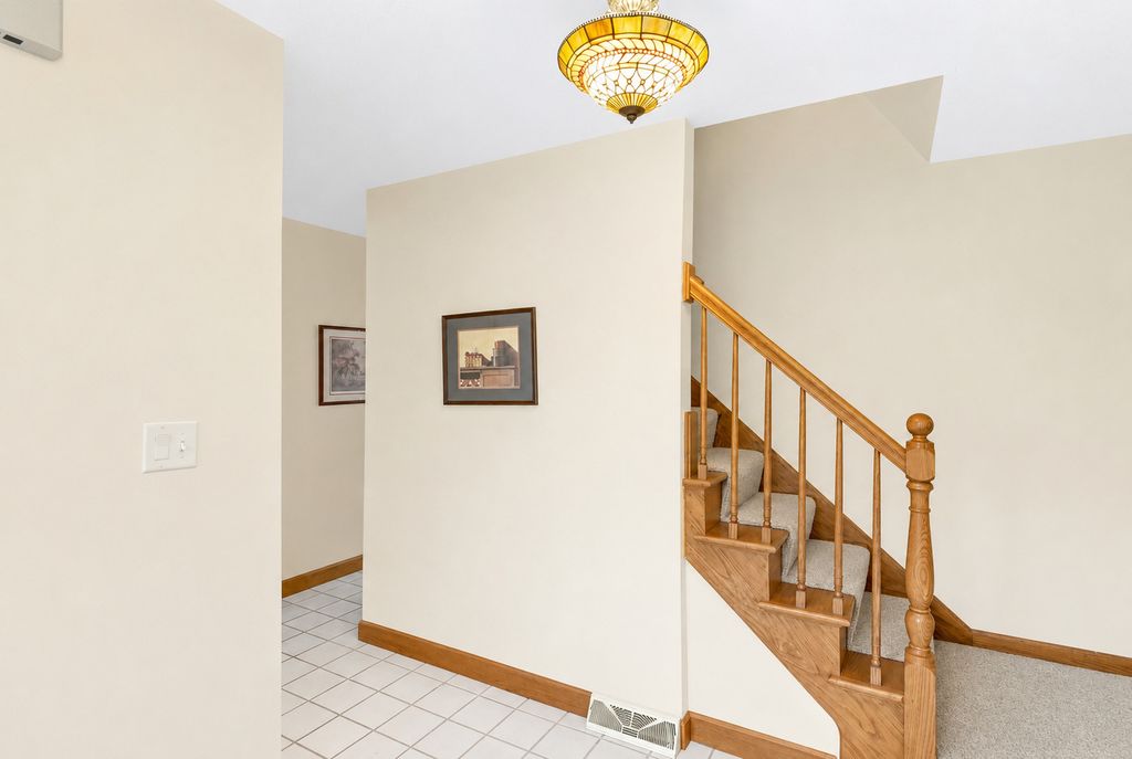 Image 5 of property listing at 41W067 Colson Drive, St. Charles, IL 60175