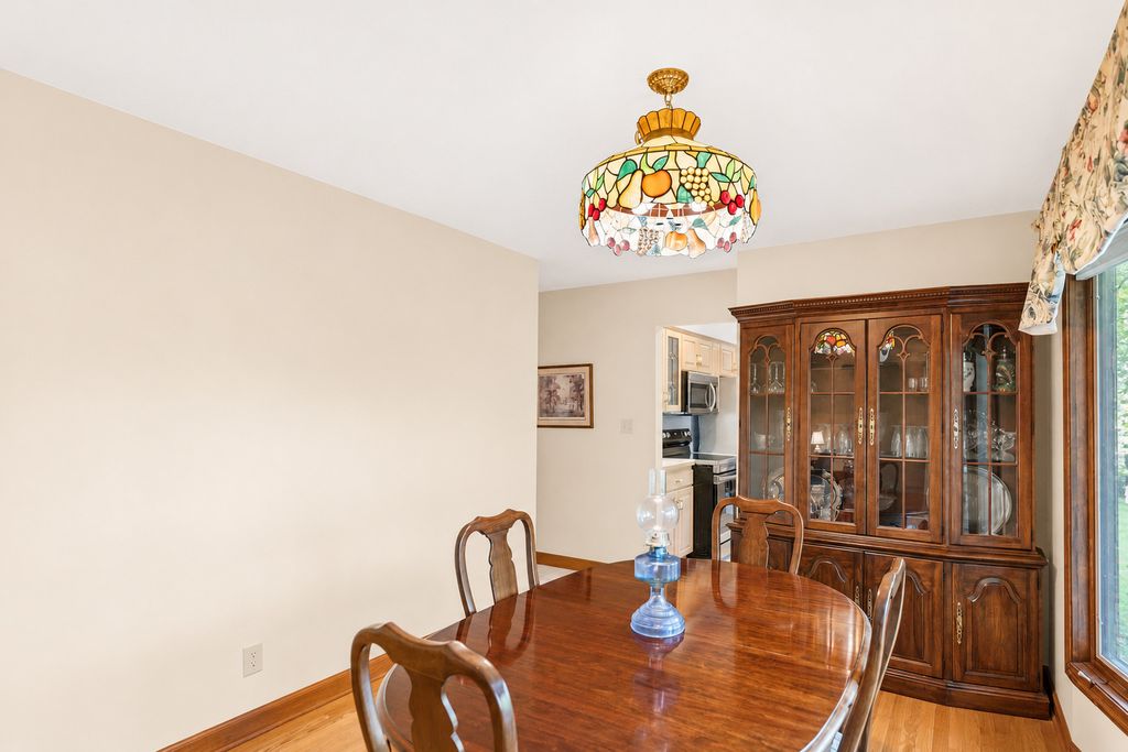 Image 7 of property listing at 41W067 Colson Drive, St. Charles, IL 60175